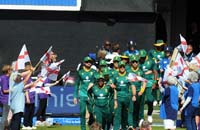 SouthAfrica-Players-TakeField1-2-0925