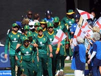 SouthAfrica-Players-TakeField2-2-0925