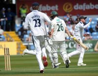 YorkshirePlayers-Celebrate-BenSlatersWicket1-23-0525