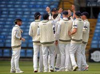 WarwickshirePlayers-CelebrateWicket1-2-0525