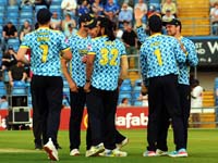 WarwickshireBears-CelebrateWicket2-13-0625