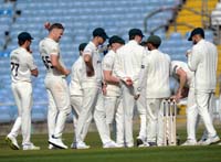 WorcestershirePlayers-CelebrateWicket1-12-0425