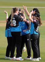 WorcestershireRapids-CelebrateWicket12-19-0425