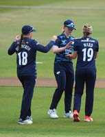 YorkshireWomen-CelebrateWicket6-19-0425