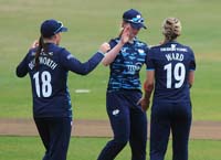 YorkshireWomen-CelebrateWicket7-19-0425