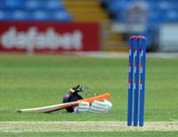 Wicket-Bat-Gloves1-2-0526